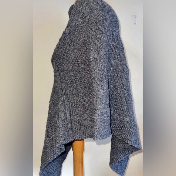 Inis Crafts Sweater Cape Poncho Shawl 100% Merino Wool Gray S/M Ireland VGUC - Picture 6 of 6